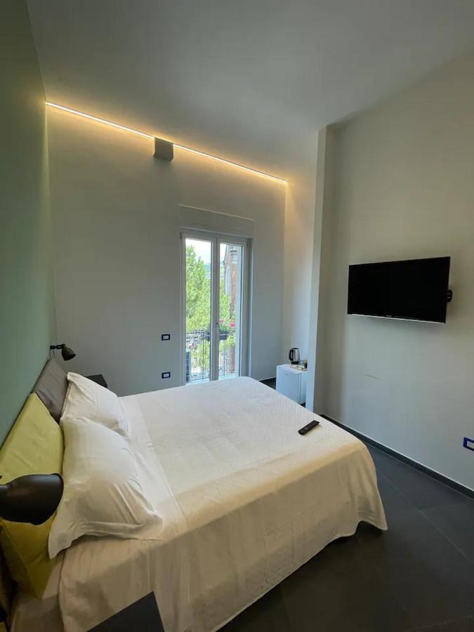 B&B Un Passo Dal Treno Piazza Vittorio Veneto 36-Salerno Station Eksteriør billede