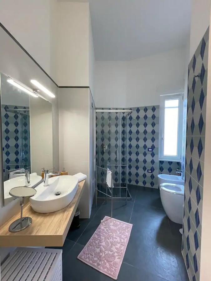 B&B Un Passo Dal Treno Piazza Vittorio Veneto 36-Salerno Station Eksteriør billede