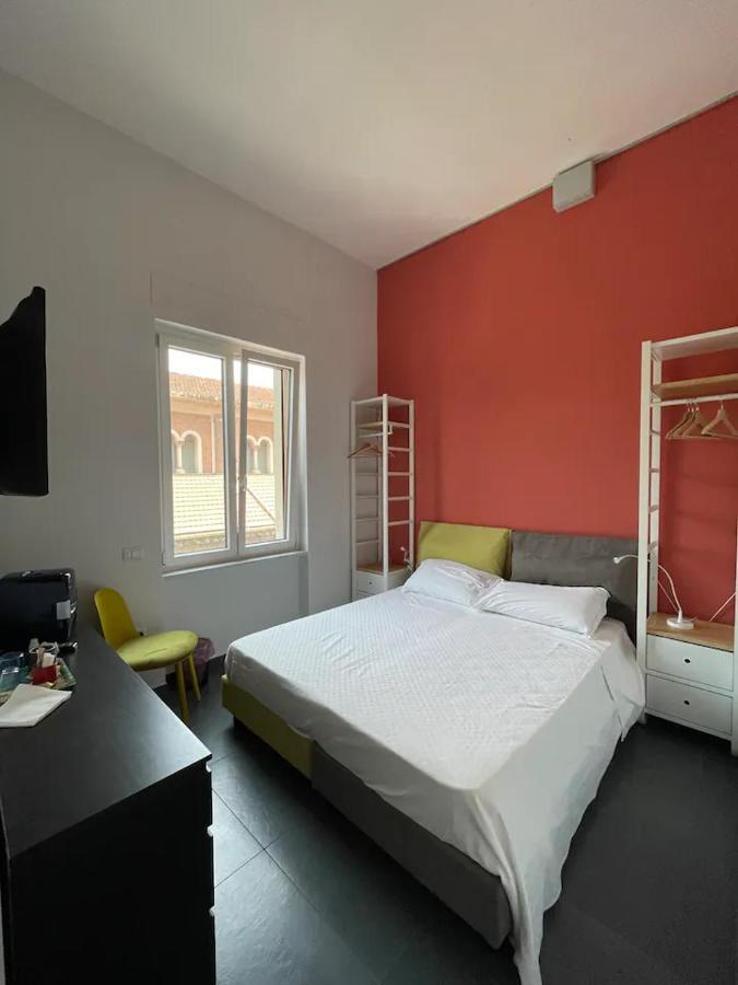 B&B Un Passo Dal Treno Piazza Vittorio Veneto 36-Salerno Station Eksteriør billede