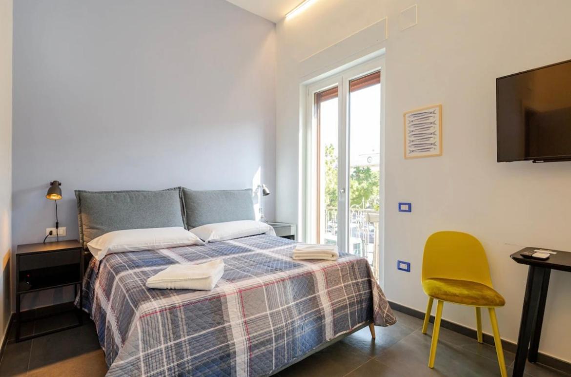 B&B Un Passo Dal Treno Piazza Vittorio Veneto 36-Salerno Station Eksteriør billede