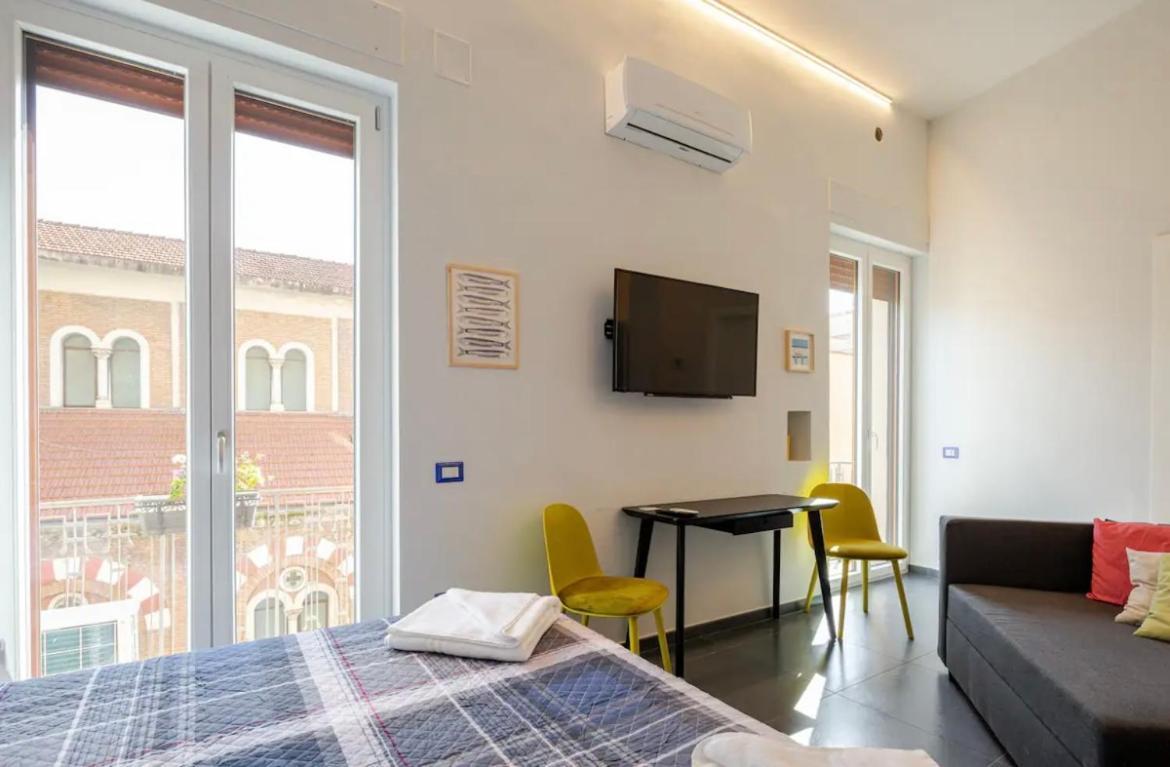 B&B Un Passo Dal Treno Piazza Vittorio Veneto 36-Salerno Station Eksteriør billede