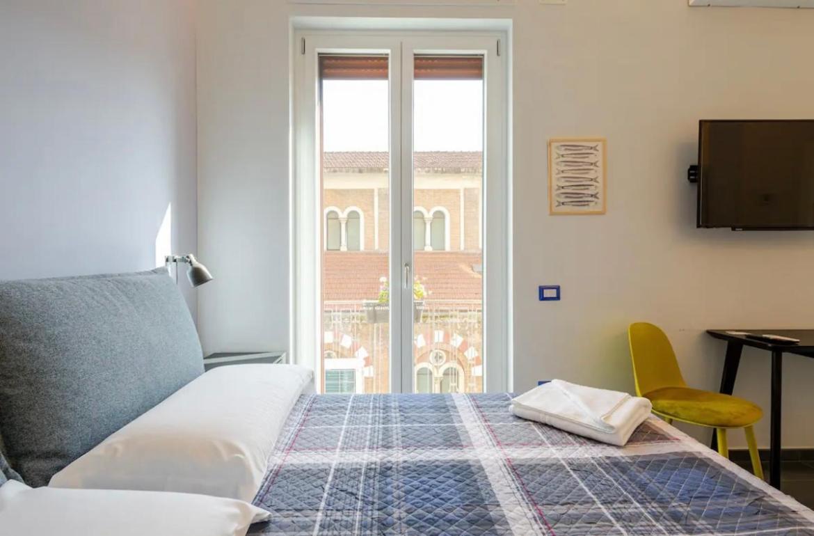 B&B Un Passo Dal Treno Piazza Vittorio Veneto 36-Salerno Station Eksteriør billede