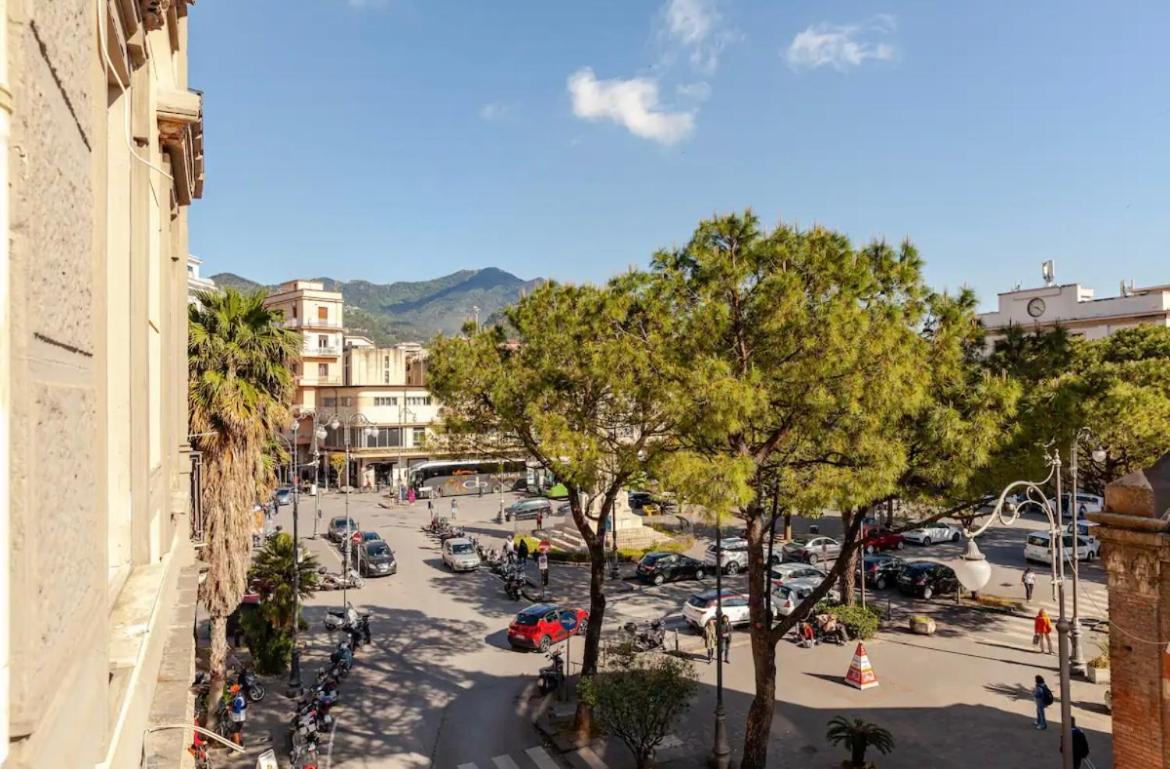 B&B Un Passo Dal Treno Piazza Vittorio Veneto 36-Salerno Station Eksteriør billede